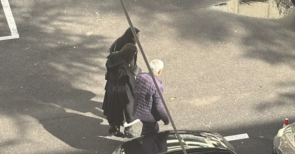 5 metra larg njëri tjetrit, mbrojtje për Princin dhe Elian