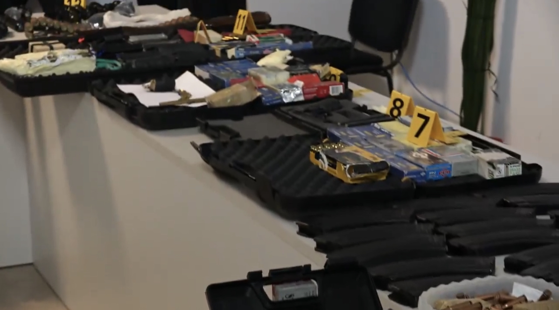 Magazinë armësh në Babicë të Vlorës, në pranga Luciano Deraj