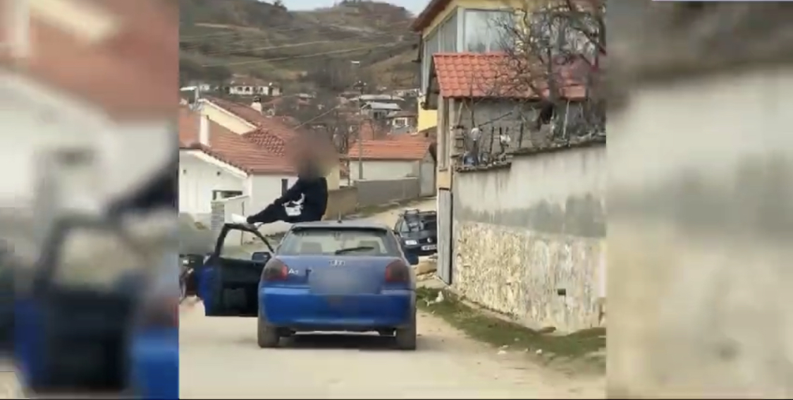 Gjimnastikë mbi makinën në ecje në Korçë, gjoba e paparë për ‘akrobatin’