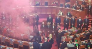 Si nisi konflikti opozitë mazhorancë në Parlament dhe rezistenca e përditshme e opozitës