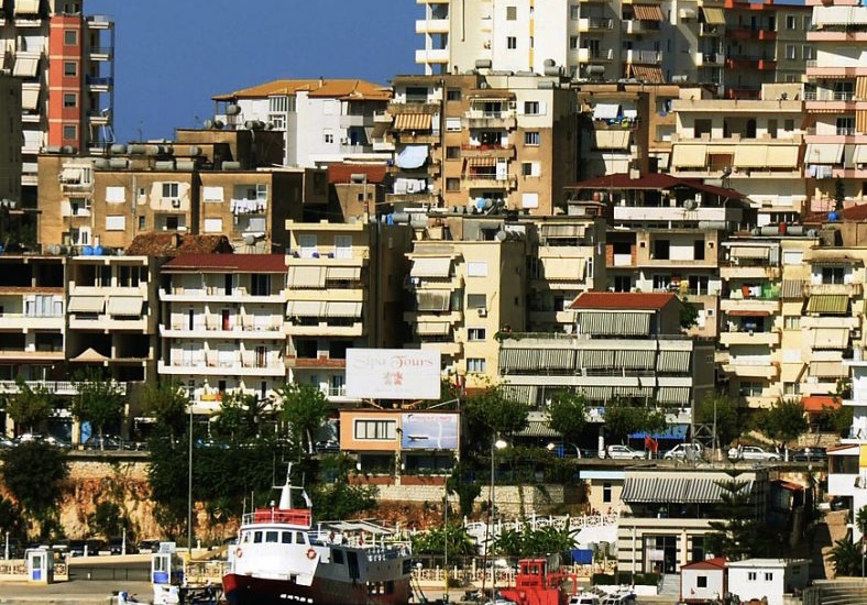 Mësohet shkaku i arrestimeve në Sarandë, hoteli 7 katësh pa leje. Çfarë pune bënin zyrtarët