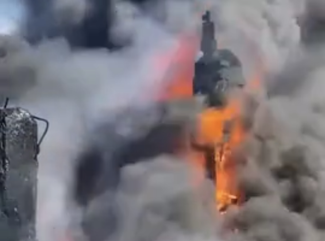 MJEDISI/ Pusi i naftës merr flakë ndot mjedisin në një zonë të madhe