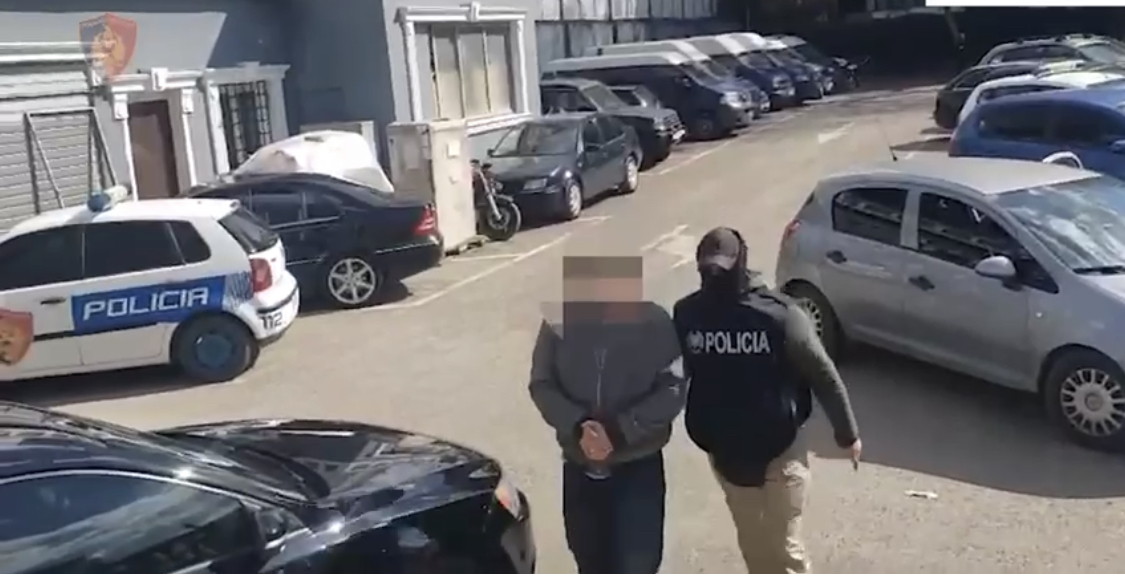 AKSIONI NË SAUK/ Makina gati për aksion, armë dhe bllokues valësh. Për ku ishte nisur