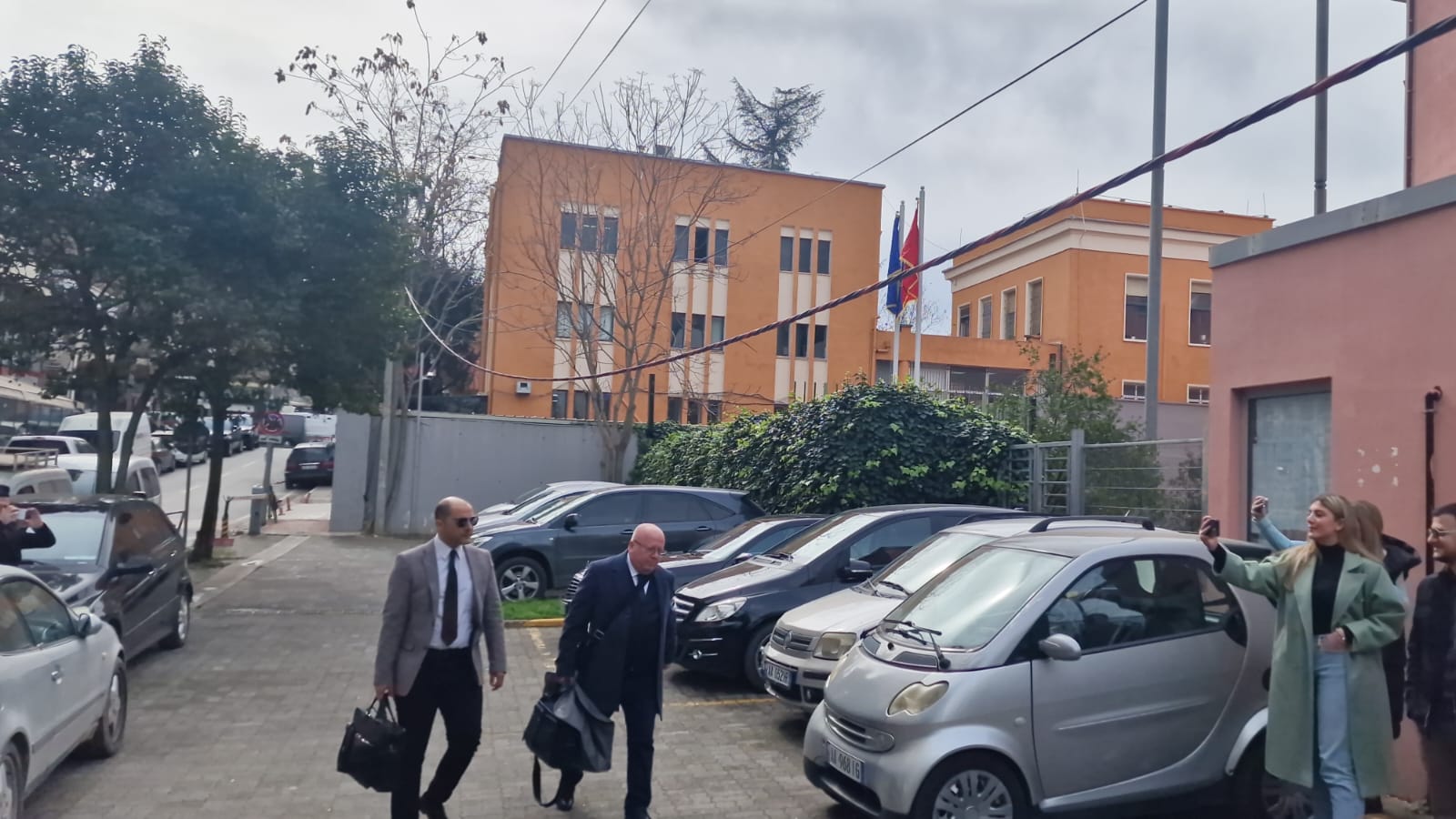 Me të njëjtit avokatë  prej 3 muajsh, GJKKO shtyn seancën për Berishën me argumentin qesharak