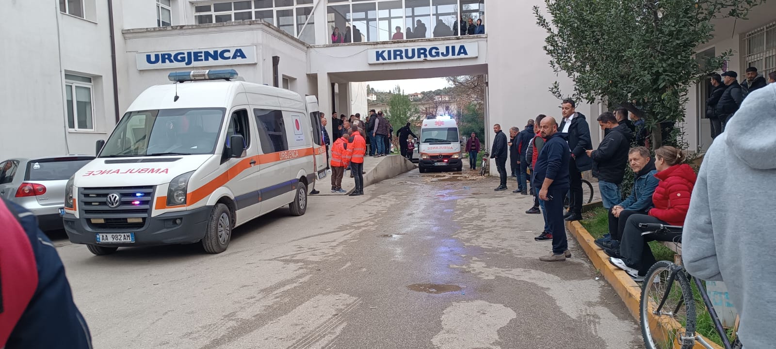 VIDEO/ Shpërthimi në Lushnjë, deputeti i nënshtrohet ndërhyrjes kirurgjikale, 3 të plagosur shumë rëndë