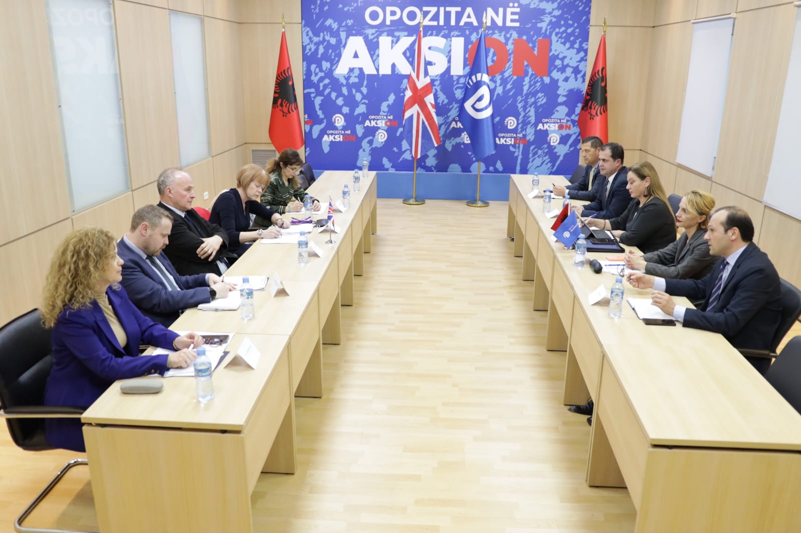 Deputetët britanikë vizitë në selinë blu: Marrdhënie të shkëlqyera me PD, themeluese e pluralizmit në Shqipëri