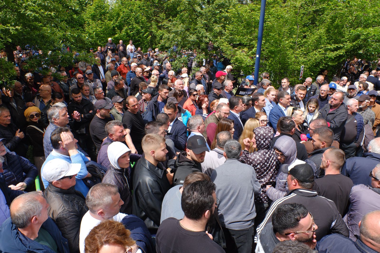 Protestë e tensionuar te bashkia e Tiranës, qytetarët kërkojnë ndëshkimin e Veliajt: Na vodhi, të ikë!