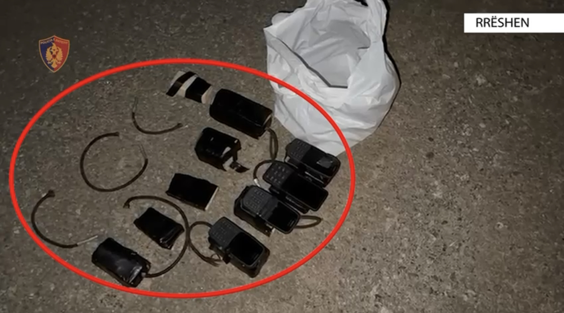RRËSHEN/ Kapet me mina telekomandë, gati për përdorim. ‘Magazinën’ e kishte në Lurë