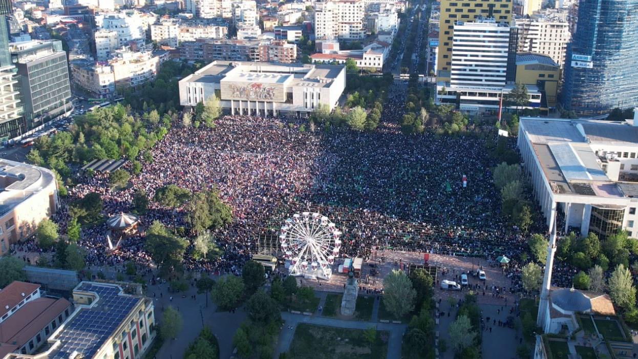Falet namazi në qendër të Tiranës, nisin festimet për Fiter Bajramin