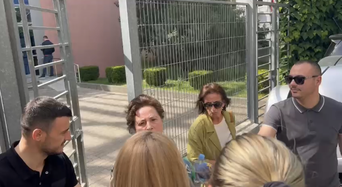 Nëna e Monika Kryemadhit dëshmon më SPAK, flet me gazetarët