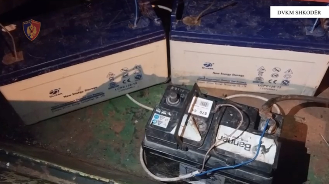 PESHKIMI/ Kapet bashkë me malazesin duke gjuajtur me korent peshk në liqen