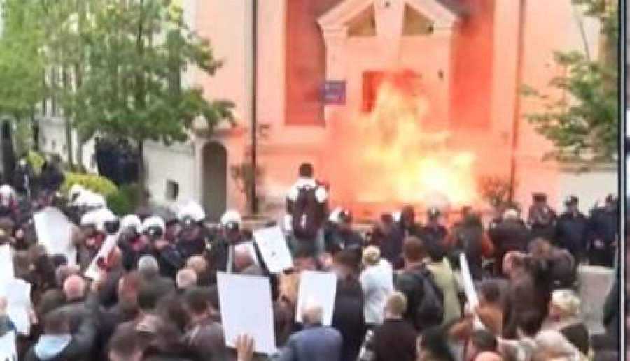 Protestuesit e vënë zjarrin bashkisë së Tiranës: Na keni vjedhur, ikni!