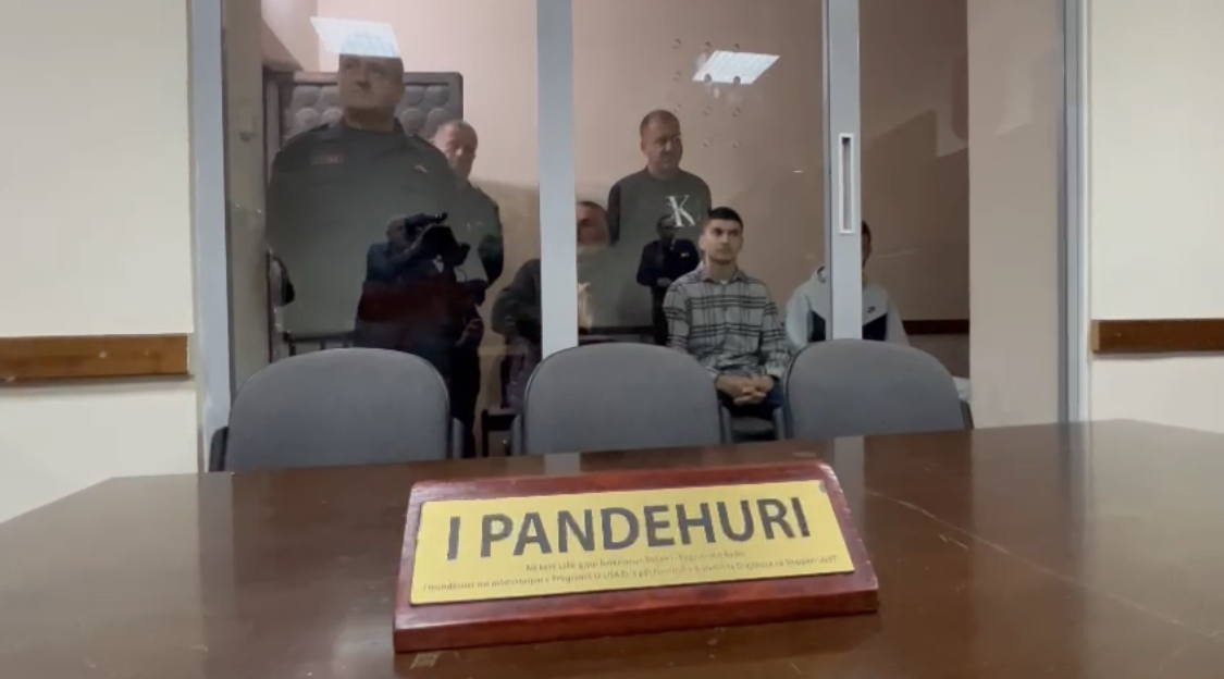 VIDEO/ Protestuesit e ndaluar nga policia, proces gjyqësor në gjykatën e Tiranës