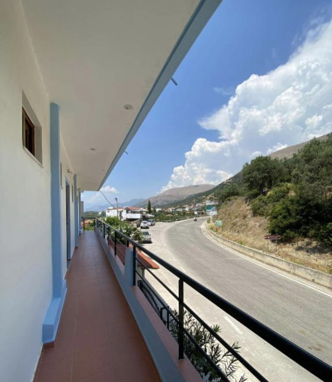 LUKOVË/ Turistet e huaja, sjellje të papritura në shkallët e vilës