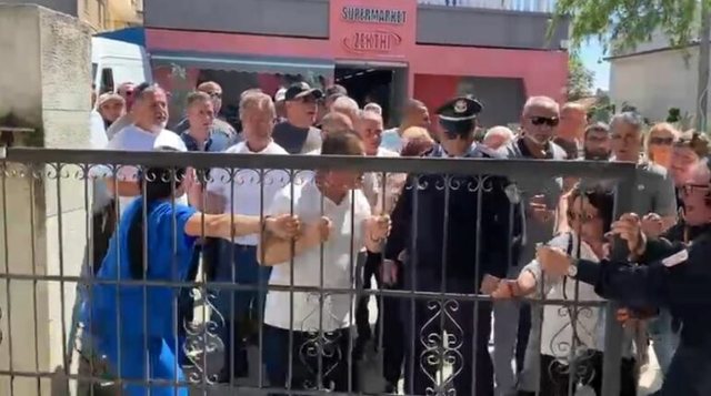 Tregtarët thyejnë policinë dhe hyjnë në ambientet e bashkisë, tensionohet protesta për tregun në Belsh