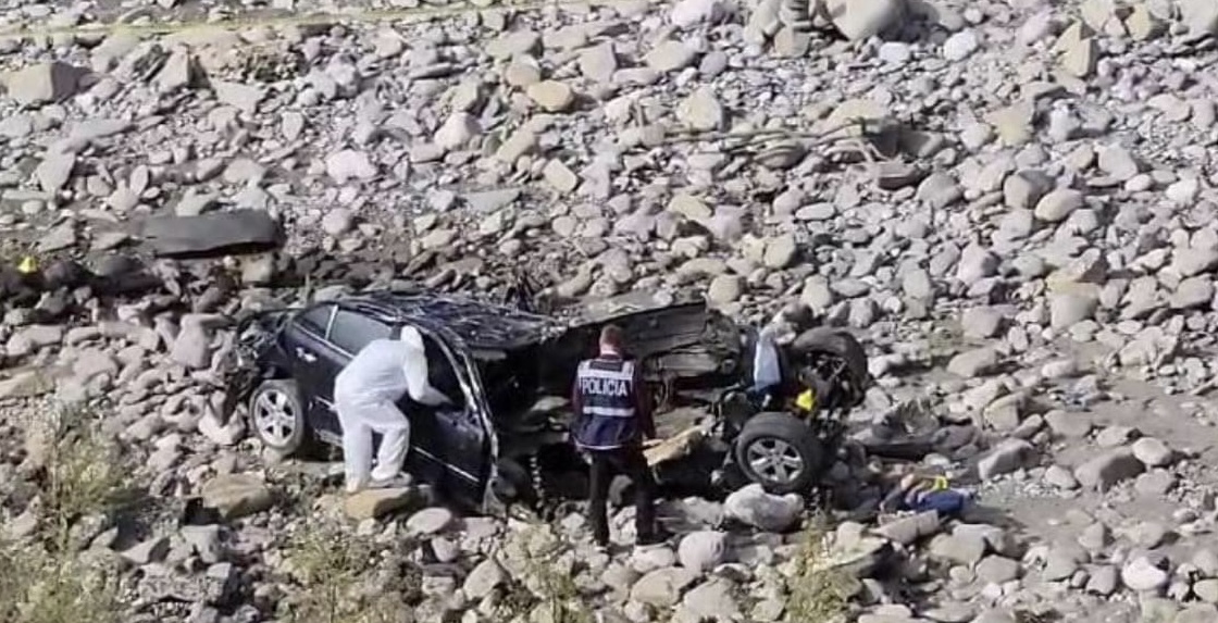 Makina fluturoi 100 metra në vijë ajrore, udhëtarët i nxori jashtë makina gjatë përplasjeve