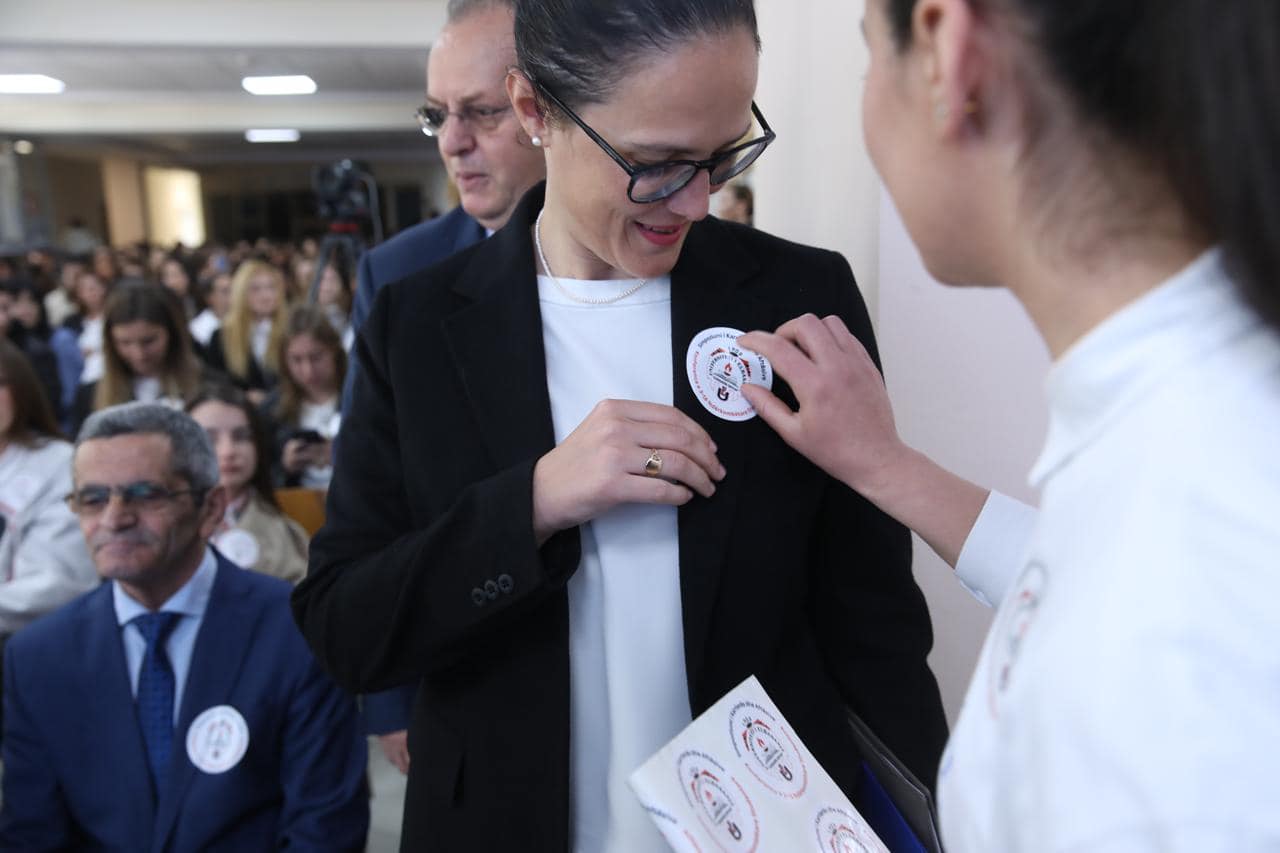 Konflikti i të shoqit me drejtorin, reagon ministrja Ibrahimaj