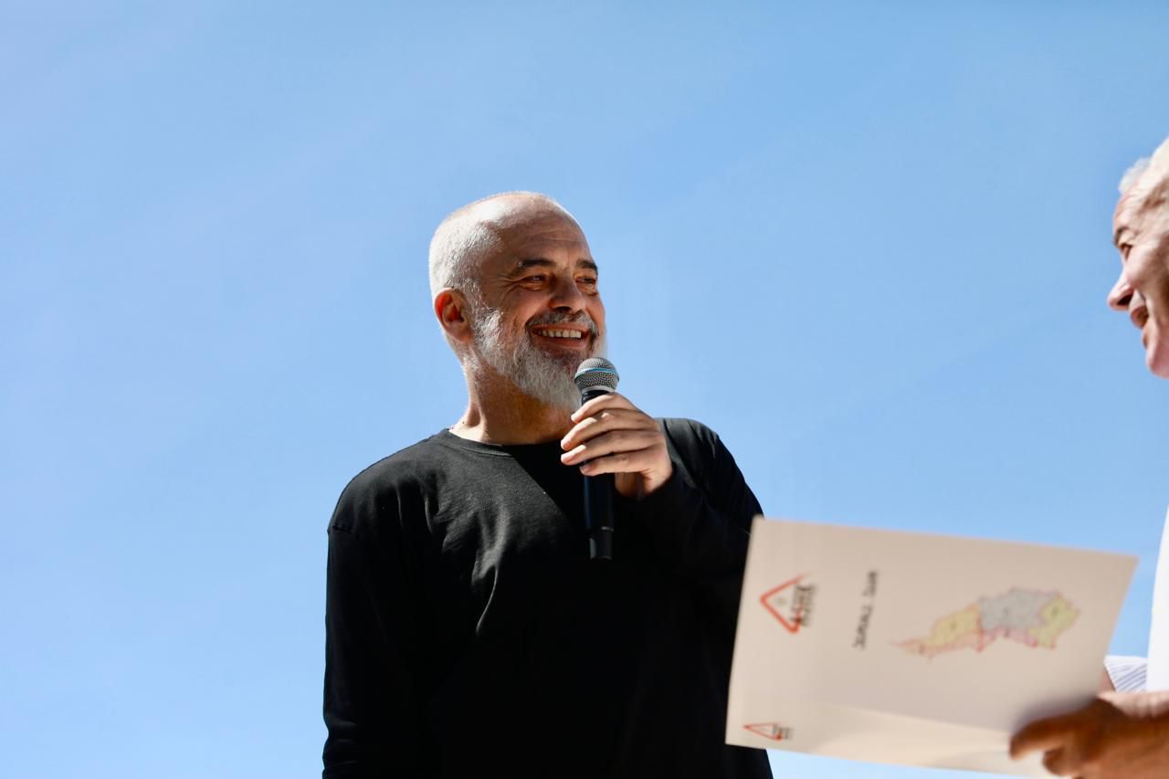 Rama shpërndan tituj pronësie në Himarë, bëhet fjalë për shtëpitë