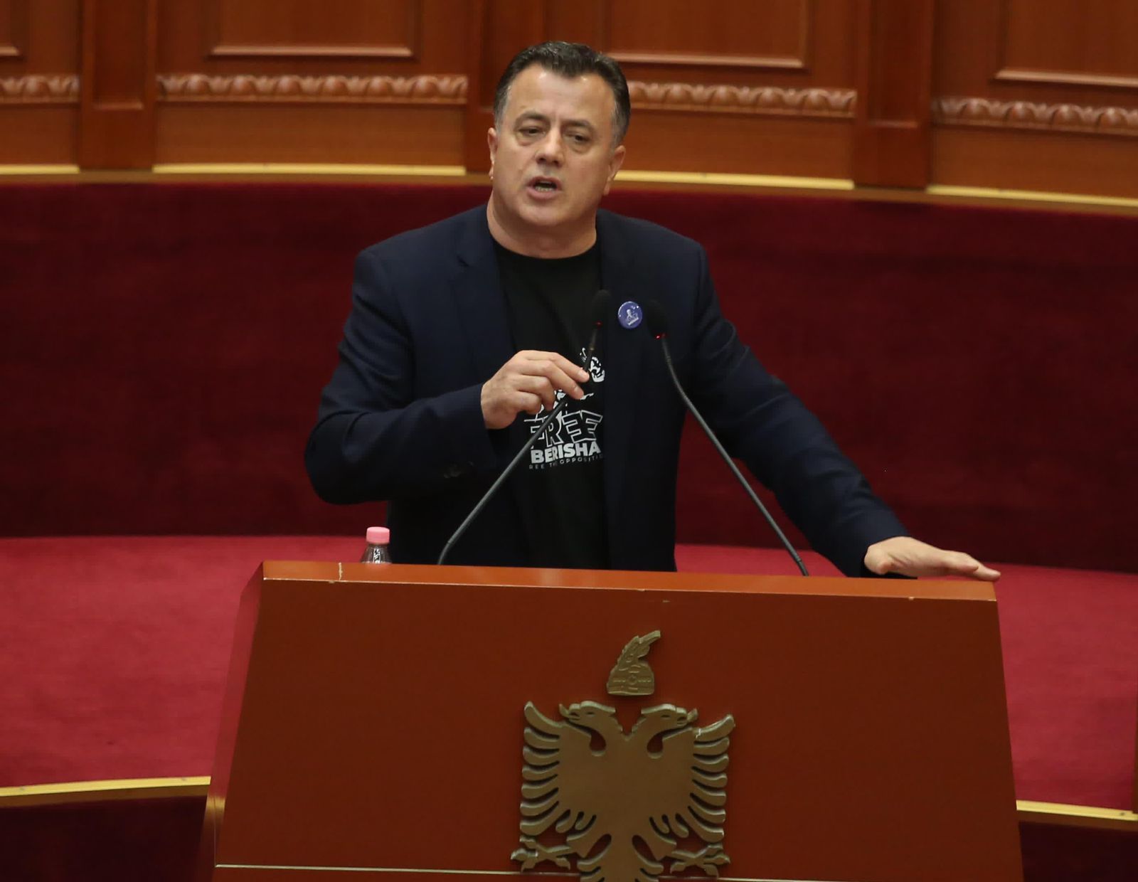 Noka me bluzën ‘Free Berisha’ në Kuvend: Krimi te Magjistratura nga sigurimsi Rakipi