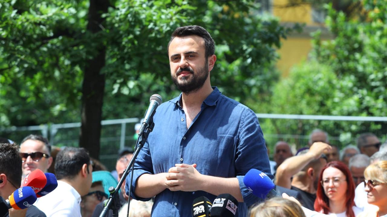 Protesta para bashkisë së Tiranës, Veliaj u fik dritat, protestuesit i ndezin fitilin