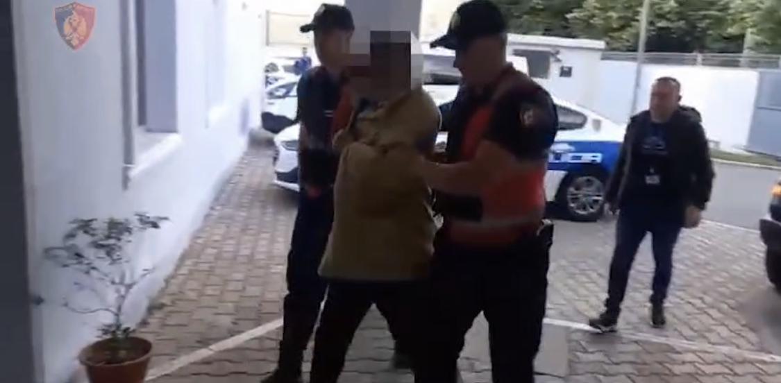 Xhaxhai mësyn nipin me pistoletë në Lezhë