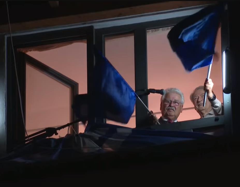 Politikani i shquar gjerman rikthehet më Tiranë, Elmar Brok protestë me demokratët tek shtëpia e Berishës