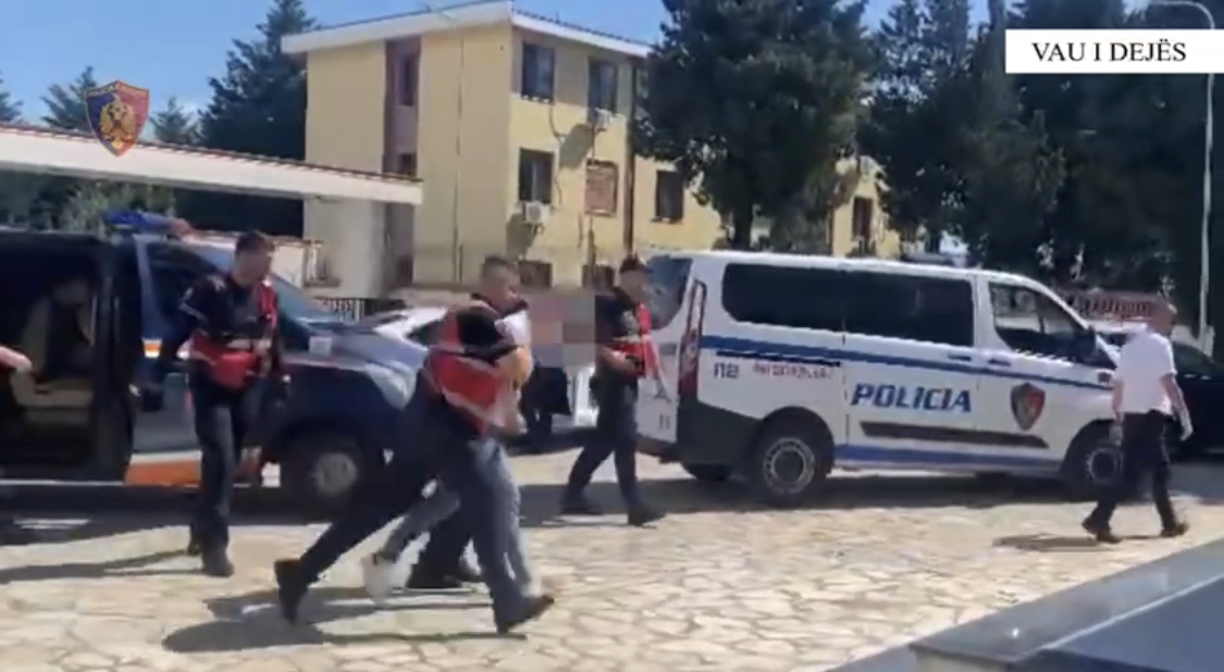 EMRAT/ Në Bushat nxirren armët, policia merr 2 klientët me vete
