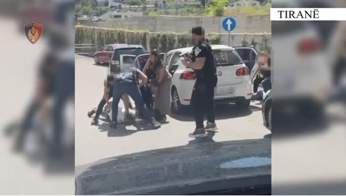 EMRAT/ Kapen në parkun e autobusëve 4 trafikantë pistoletash në Tiranë