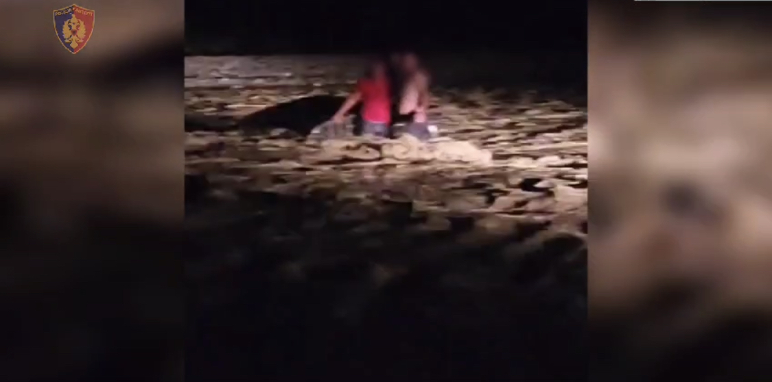 VIDEO/ Si i shpëtuan dy persona në makinën e fundosur në Osum