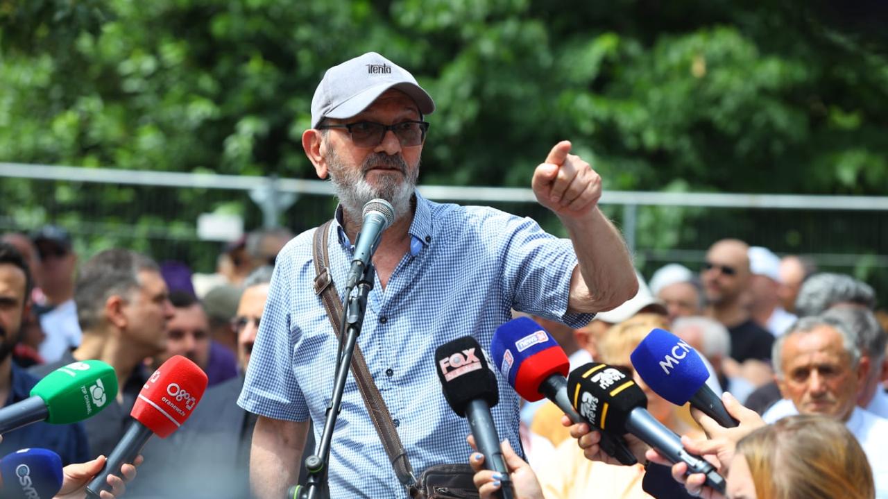 Protesta para bashkisë së Tiranës, Veliaj u fik dritat, protestuesit i ndezin fitilin