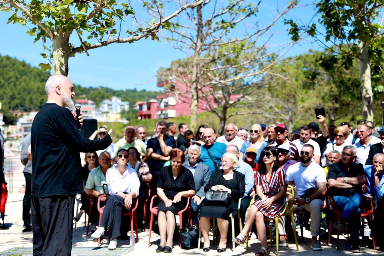 Rama shpërndan tituj pronësie në Himarë, bëhet fjalë për shtëpitë