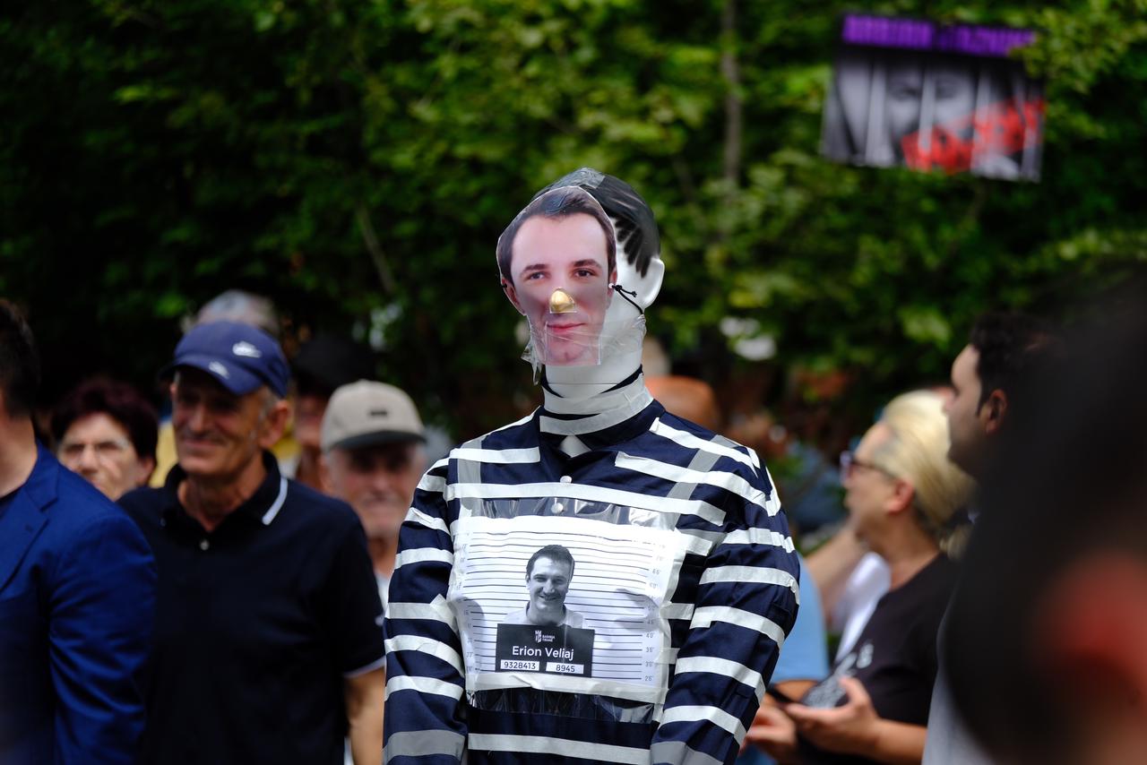 Protestë te bashkia e Tiranës, manekini ‘Erion Veliaj’ në pranga dhe kostum burgu