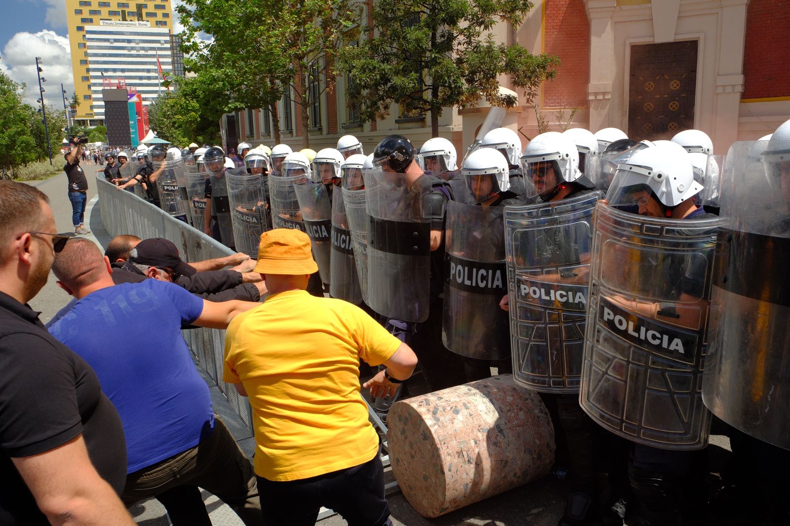 Protestë e tensionuar para bashkisë së Tiranës. Zjarr, molotov dhe përplasje fizike