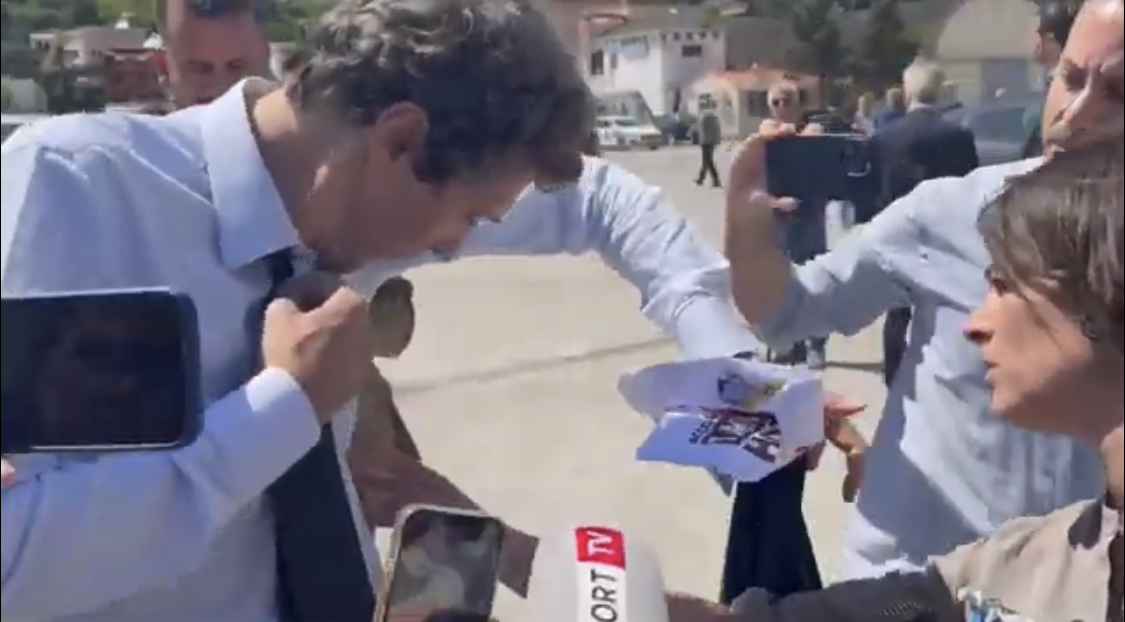 Meloni ‘përndiqet’ nga deputeti italian në Shëngjin, rojat e bëjnë me shenja
