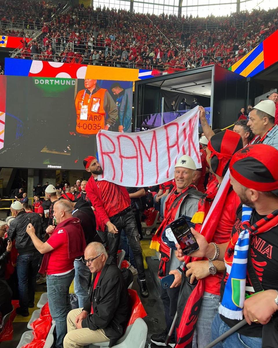 Në stadium parulla ‘Rama ik’, Berisha i përshëndet nga Tirana