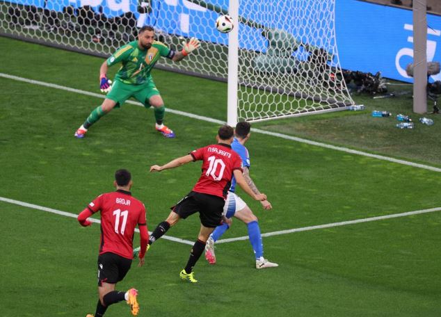 Italia shënon 2 gola në 6 minuta. Moskordinim në mbrojtje