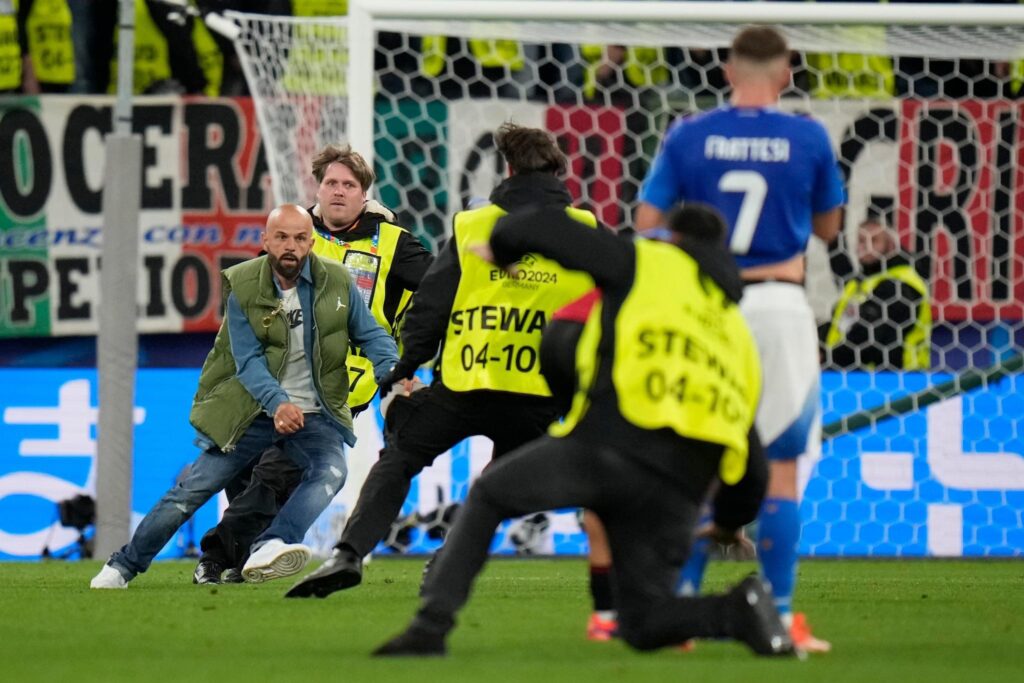 Kush ishte tifozi shqiptar që hyrë mbrënë në fushë në Dortmund. Ndëshkimi