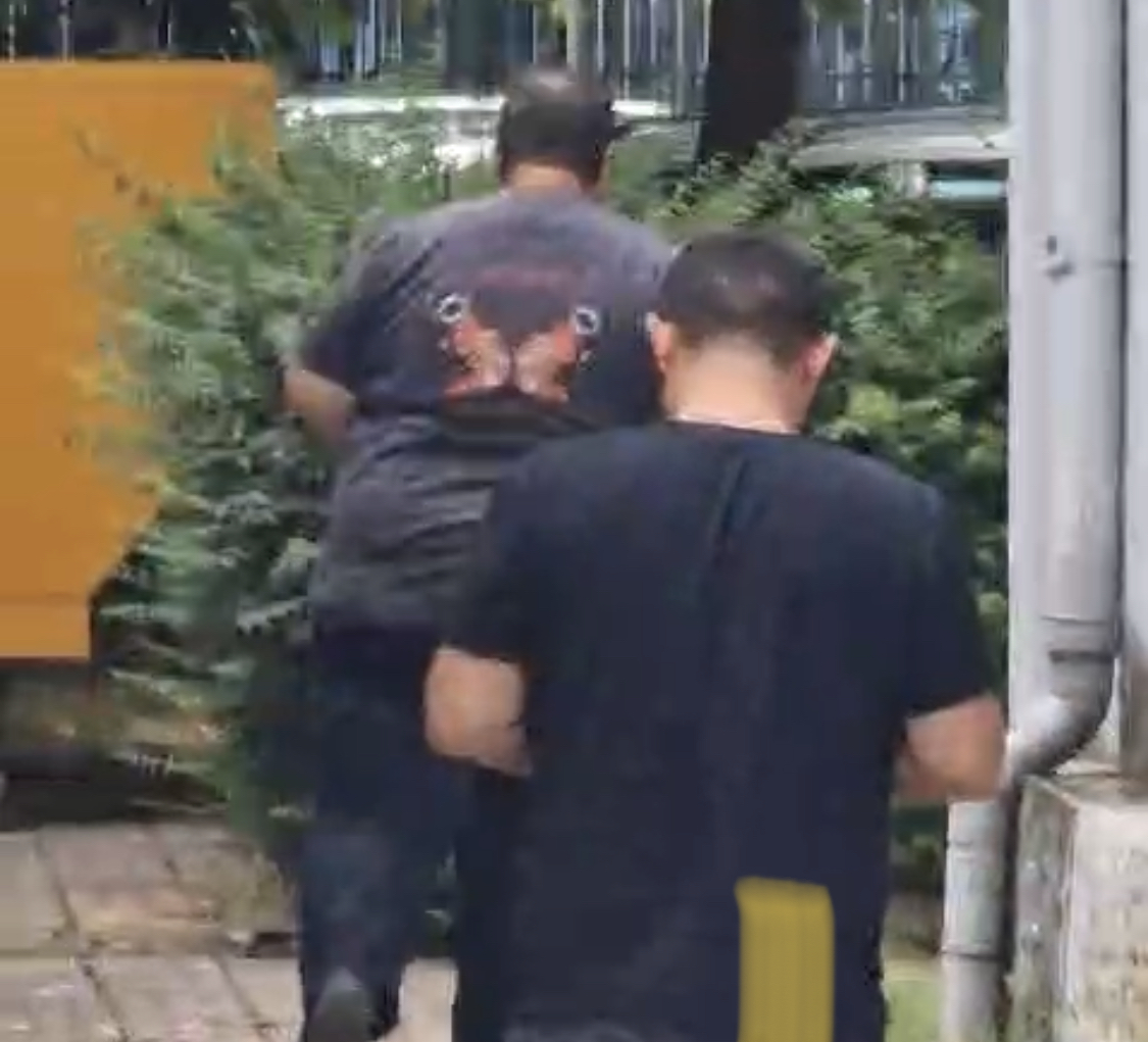 VIDEO/ Mjeku del nga dera e pasme e gjykatës, ikën me vrap nga gazetarët