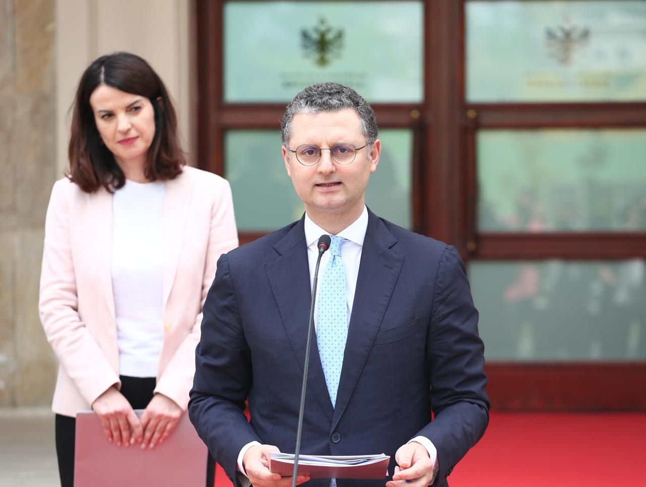 Lista, sa është rritja e pagave për secilën kategori në administratë, shëndetësi, arsim dhe ushtri