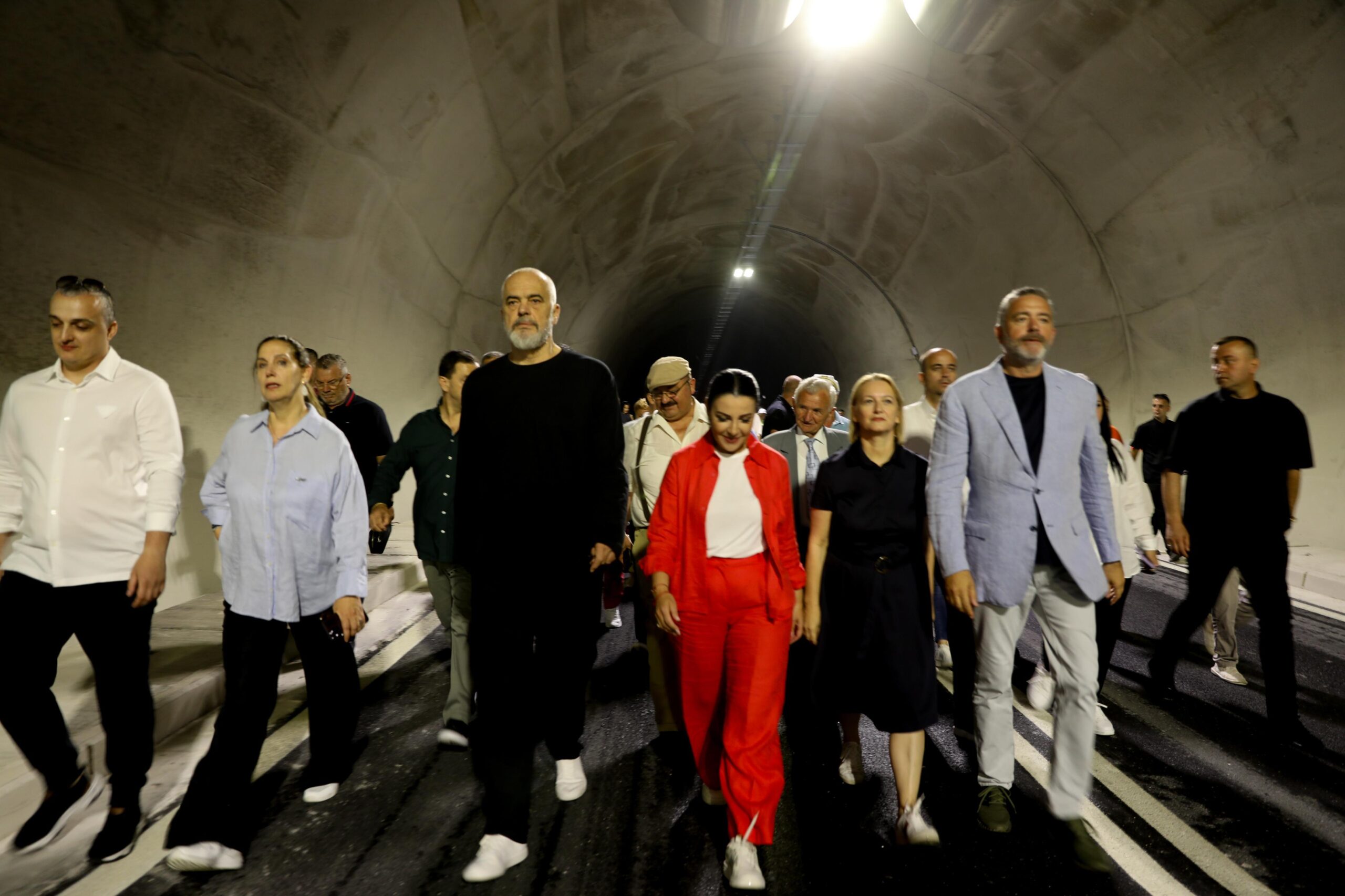 “Tuneli i 180 milionë eurove u bë për hotelet e 10-15 zengjinëve që peshojnë Ramën me euro“