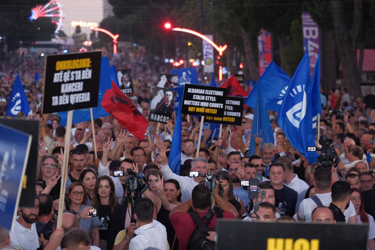 Protestë e madhe nga opozita në Tiranë, nga zyra e Ramës te ajo e Veliajt, zjarr simbolik mbi dyer e dritare