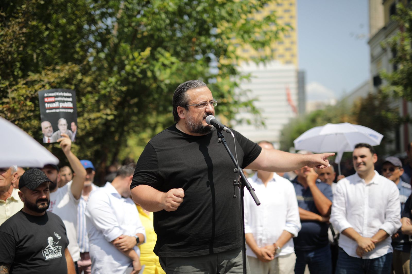 Protesta te bashkia, Këlliçi tregon edhe një emër të ri te inceneratorët, Caka për Veliajn: Mbaj antiplumb për tu mbrojtur nga të tutë