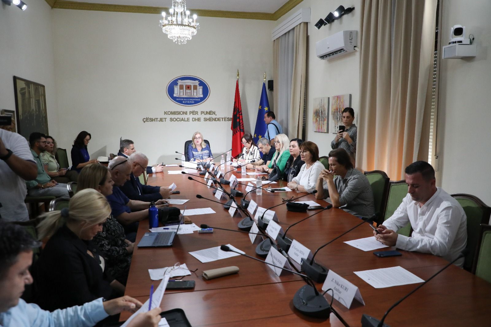 Kryefarmacistja e spitalit ‘Nënë Tereza’: E pavërtetë fshirja e datës së skadencës për ilaçet