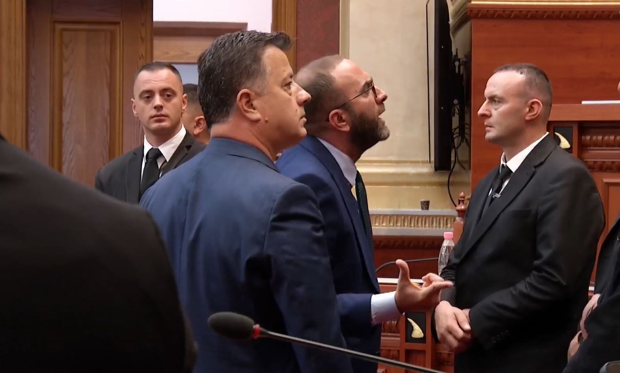 SHERRI/ Socialistët humbin qetësinë pas arrestimit të Beqës, sharje e fyerje ndaj Bardhit nga Erion Braçe