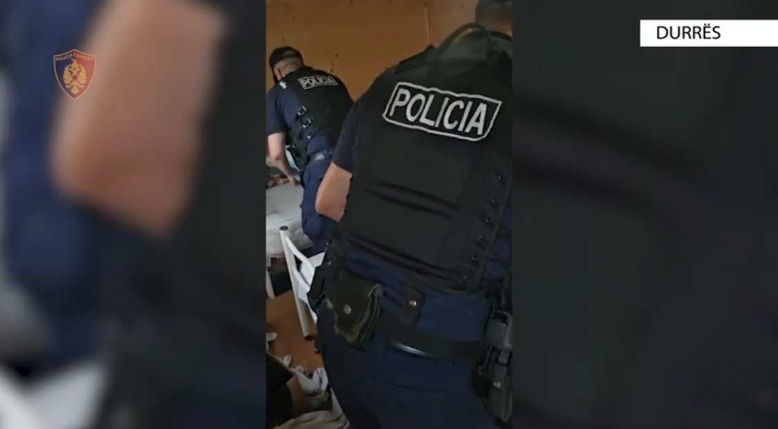 EMRAT/ Policia godet grupet e shpërndarjes së drogës në Durrës, 15 persona në pranga, 3 në kërkim