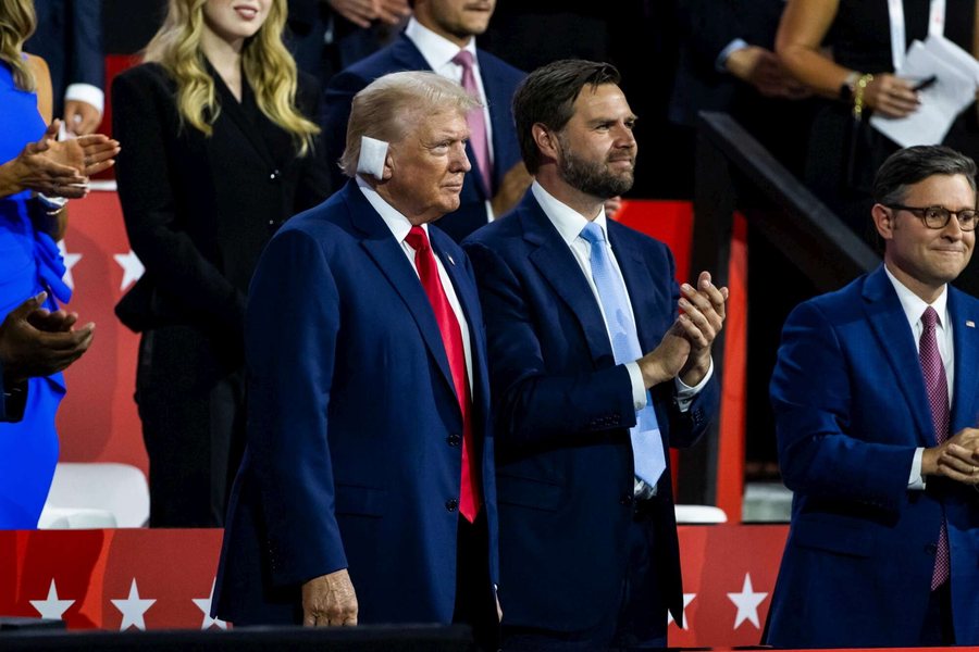 Trump del në publik me veshin e fashuar