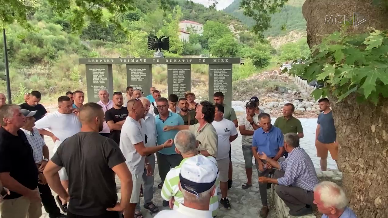 Dukatit i vidhet uji, banorët protestë në fshat, do bllokojnë edhe tynelin e Llogarasë