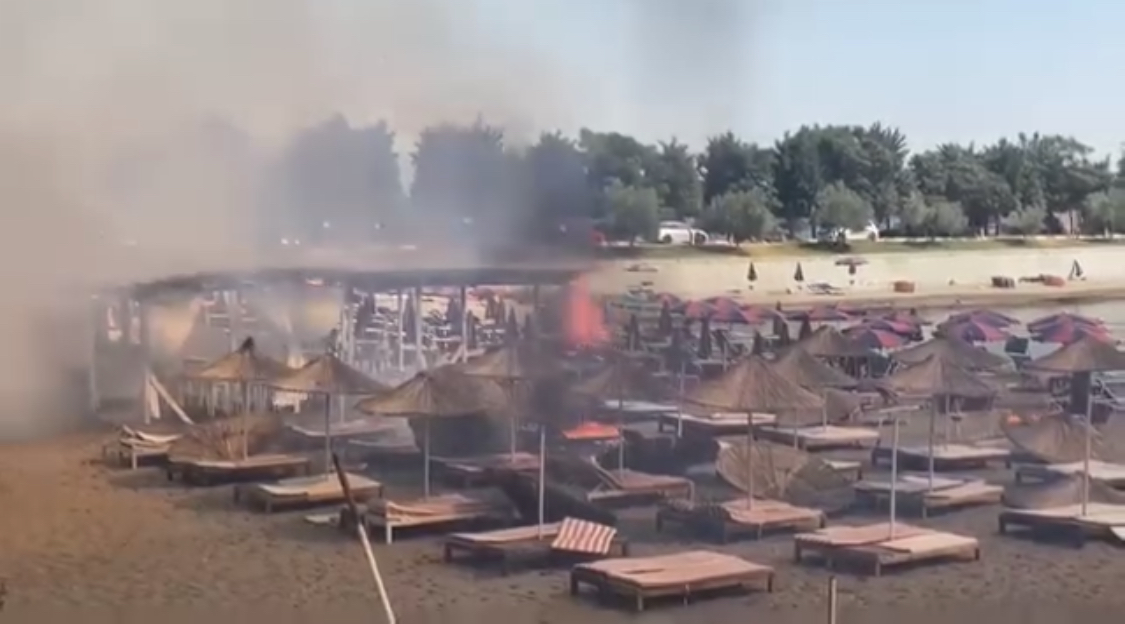 VIDEO/ Situatë dramatike në Shëngjin, flaka përfshin çadrat në plazh