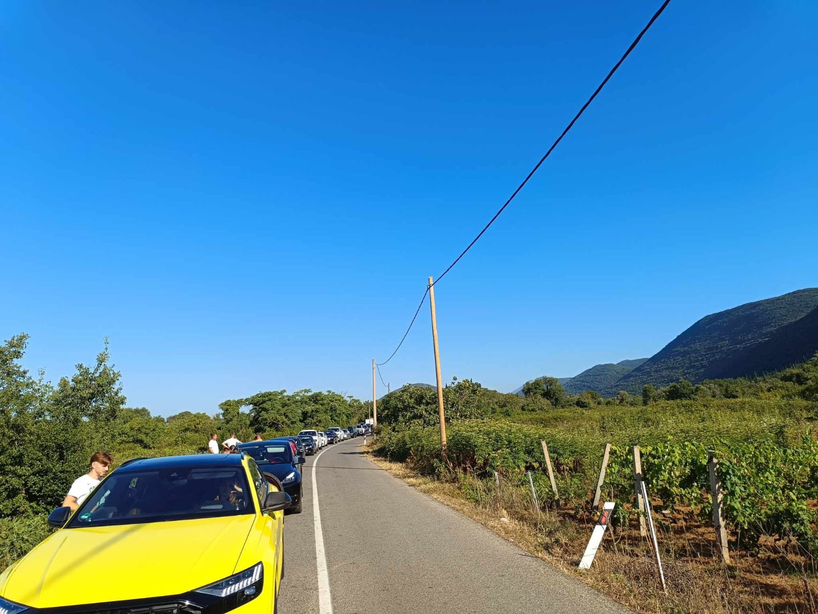 SKANDAL/ Bllokohet qarkullimi i makinave në Murriqan. Rradhë të gjata që në mëngjes