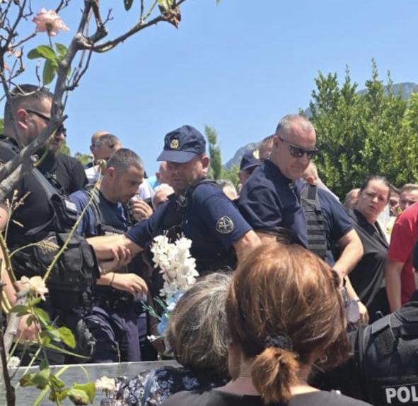 VIDEO/ Dritan Dajti shfaqet në Tiranë. Merr pjesë në varrimin e nënës